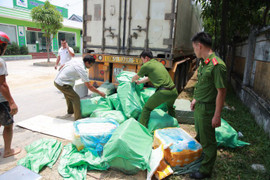 Video: Cận cảnh 3 tấn nội tạng bốc mùi trong thùng xe container ở Hà Tĩnh