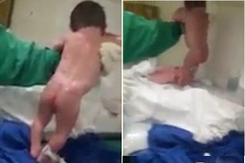 Vừa chào đời vài phút, bé sơ sinh chập chững bước đi khiến người xem kinh ngạc