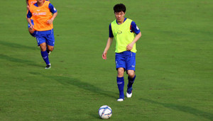 Xuân Trường về Việt Nam, chuẩn bị đấu dàn sao TP.HCM