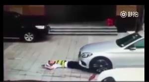 Nằm giữa đường chặn xe, bảo vệ bị tài xế cán qua không thương tiếc