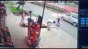 Bé gái bị ô tô đâm bay xuống mương trước mặt bố mẹ