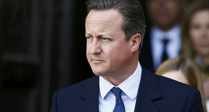 Video: Cựu Thủ tướng Anh dính lùm xùm chen ngang khi xếp hàng mua tất