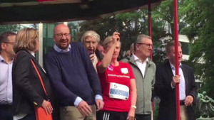 Video: Công chúa Bỉ nổ súng tượng trưng, thủ tướng mất luôn thính lực