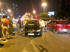 Kiều nữ lái ô tô húc gãy cột điện, đâm văng xe máy trên phố Hà Nội