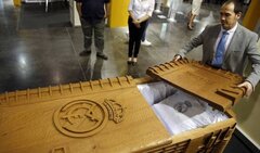 Fan cuồng Real có sẵn quan tài mang cả Bernabeu sang thế giới bên kia