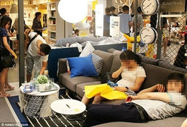 Khách kéo vào siêu thị đắp chăn, ngủ như ở nhà