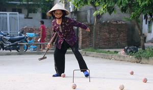 Video: Cụ già U80 vác gậy chơi môn thể thao quý tộc ở làng quê Hà Nội