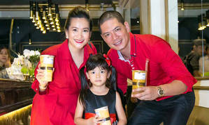 Gia đình Bình Minh ton-sur-ton đến chúc mừng Hoa hậu Thu Hoài