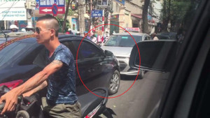 2 ô tô thi gan giữa trời nắng nóng, xe máy chật vật tìm lối đi