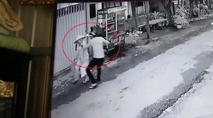 Cướp cẩn thận dựng xe, chạy theo giật phăng dây chuyền của người phụ nữ giữa ban ngày