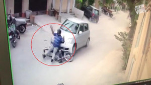 Cướp lao xe máy chặn đầu ô tô, bị gái trẻ 'cao tay' dạy bài học nhớ đời