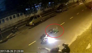 Đôi nam nữ sang đường ẩu, người đi xe máy bay như phim hành động rồi bất tỉnh