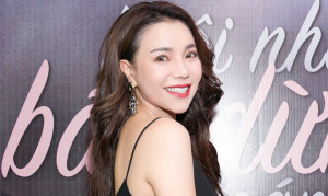 Trà Ngọc Hằng gây xúc động với ‘Ngôi nhà bão dừng sau cánh cửa’