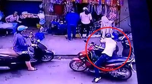 Trộm cậy cốp xe Lead, 'chôm' đồ ngang nhiên giữa ban ngày
