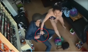 Video: Chủ tiệm Nail chống trả quyết liệt, tên cướp văng súng bỏ chạy