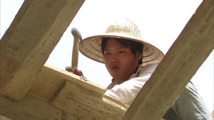 Người lao động kiệt sức, nhọc nhằn mưu sinh dưới nắng nóng hơn 40 độ C