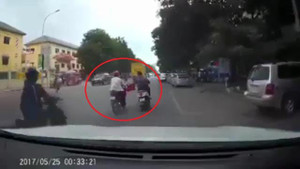 Treo túi xách trên xe máy, người phụ nữ bị cướp giật ngã văng ra đường