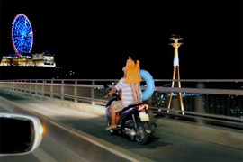 Video: Thót tim bố chở con bằng xe máy ‘làm xiếc’ trên cầu Bãi Cháy