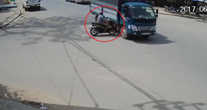 Xe máy phóng như bay, đâm sầm vào xe tải làm một người bất tỉnh