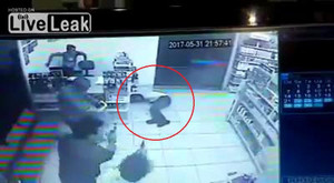 Xông vào cửa hàng toàn 'cao thủ' có súng, tên cướp bị bắn gục tại chỗ ở Brazil