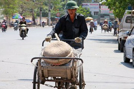 Ảnh: Những cảnh đời nhọc nhằn mưu sinh trong ngày nắng nóng đổ lửa