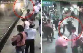 Bị tên cướp nữ trang đẩy ngã vào đường ray, cô gái bị tàu hỏa cán chết thương tâm