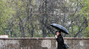 Tuyết bất ngờ rơi giữa mùa hè ở Matxcơva