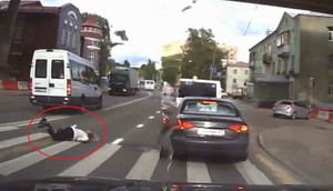 Mải nghe điện thoại, quý cô đâm sầm vào ô tô ngã cắm mặt xuống đất