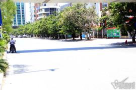 Đường nóng chảy nhựa, phố phường vắng đìu hiu