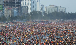 Nóng kỷ lục, biển người chen cứng giải nhiệt ở Sầm Sơn, Cửa Lò, Đồ Sơn