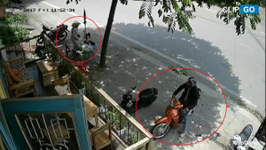 Trộm bẻ khóa xe máy nhanh như chớp trước mặt người bán nước