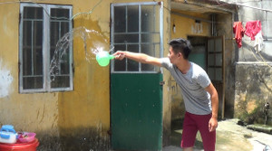 Video: Tuyệt chiêu chống nóng của sinh viên Hà Nội