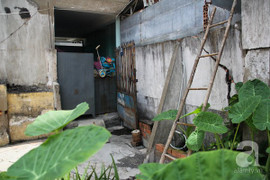 Phải trèo tường vào nhà, bị giam lỏng giữa Thủ Đô: Sự thật bất ngờ