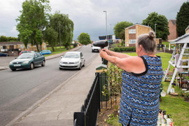 Kỳ lạ người phụ nữ chuyên bắn tốc độ tài xế bằng... máy sấy tóc