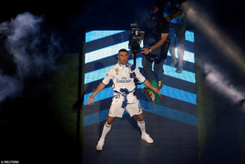 Ronaldo khoe tóc mới trong tiệc mừng vô địch của Real Madrid