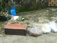 Thi thể thai nhi trong bọc chăn cuộn tròn bị vứt bỏ bên đường