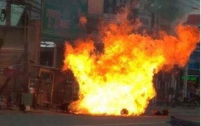 Xe máy chở hơn 5 bình gas phát nổ giữa phố, nam thanh niên thoát chết thần kỳ