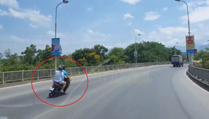 Xe máy phóng tốc độ 'bàn thờ', tông trực diện xe khách trên cầu