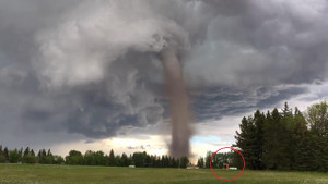 Vòi rồng càn quét đáng sợ như tận thế, dân thản nhiên đứng quay phim