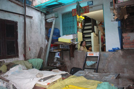 Truy tìm gốc tích bức tường bô rác 'buộc' gần 40 người sống chui rúc tại Sài Gòn