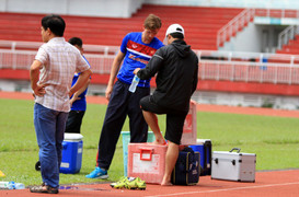 HLV Hữu Thắng chịu thua cái nóng Sài Gòn
