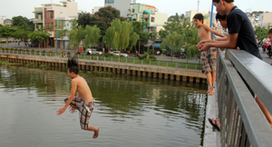Video: Rùng mình cảnh trẻ em nhảy cầu tắm sông như ‘đặc công’