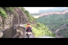 Video: Nhóm phượt thủ liều mạng phi xe máy trên lan can sát mép vực thẳm