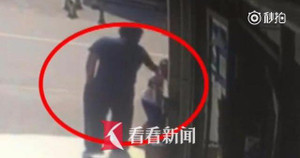 Đứng tè bậy bên đường, bé trai bị người lớn bạt tai dạy dỗ