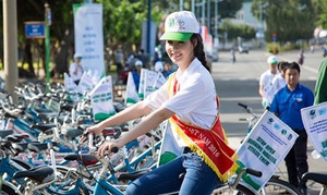 Hoa hậu Biển Thuỳ Trang rạng rỡ đạp xe tuyên truyền về môi trường