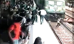 Bị tàu hỏa tông trực diện, cô gái trẻ vẫn sống sót kỳ diệu