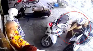 Phụ nữ mặc áo dài, đi xe SH 'tiện tay' trộm túi đồ trong chớp mắt