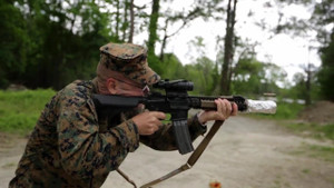 Tròn mắt xem lính thủy quân lục chiến Mỹ nướng thịt bằng súng trường