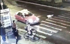 Đám đông thờ ơ nhìn cô gái bị ô tô đâm nhiều lần trên phố gây phẫn nộ