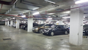 Dân phố cổ Hà Nội gửi ô tô ở bãi 'dát vàng' 180 triệu đồng/năm